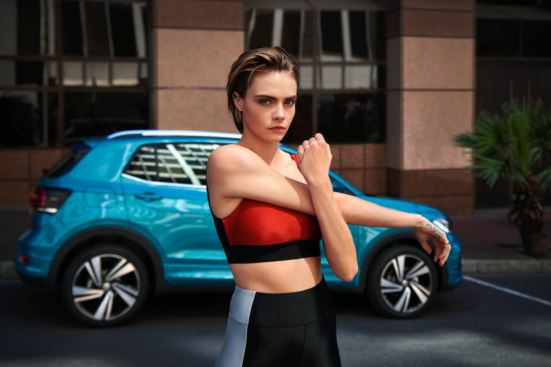 david_daub_vw_t-cross_cara_delevingne_03_D_02_042_03